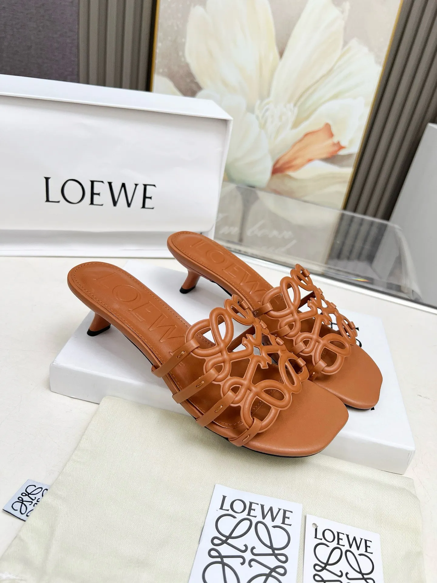 👟👟Ex-factory price 500👟👟 LOEWE 2025 SS summer limited edition hollow slippers, it is a very comprehensive noble fashion brand, highly recommended to all little fairies.   1⃣️Material: Imported cowhide 2⃣️Inner lining: Imported Italian lambskin, super soft and delicate 3⃣️Outsole: Imported Italian original original color genuine leather outsole Heel height 4.5 4⃣️Code number: 35 to 39 (40.41.42.43. Customized)